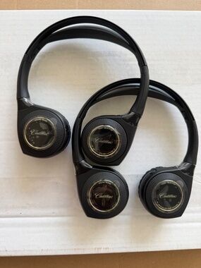 NIB GM OEM Wireless Headphones 2017-21 Cadillac Escalade